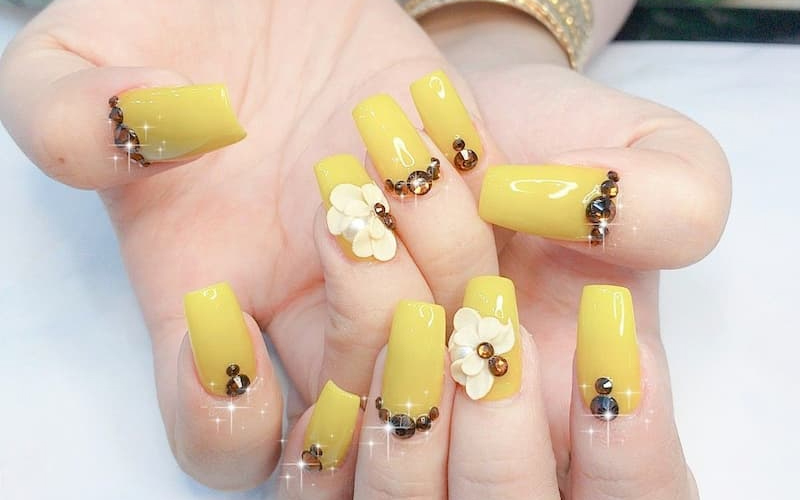 Một trong những mẫu nail đơn giản khác đó là mẫu nail màu vàng