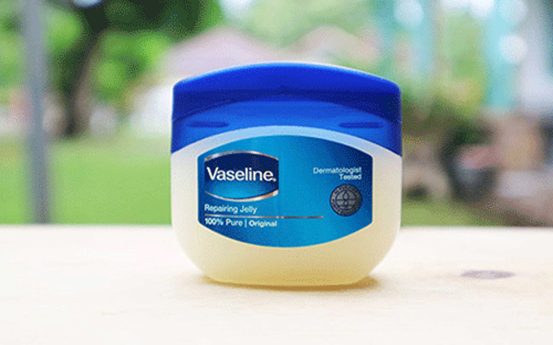 Vaseline có tác dụng kích thích tuyến lông phát triển