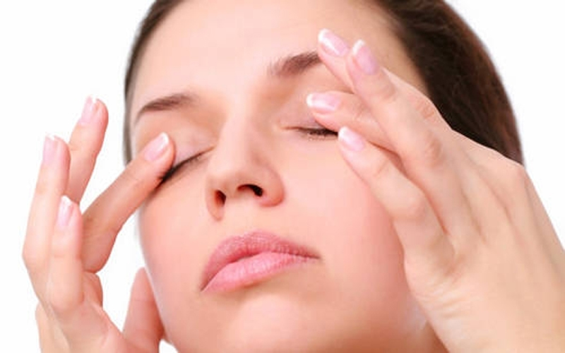 Massage mí mắt nhẹ nhàng để kích thích sự phát triển của mi