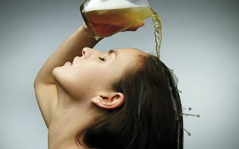 Bia có tác dụng phục hồi tình trạng xơ tóc và mỏng tóc